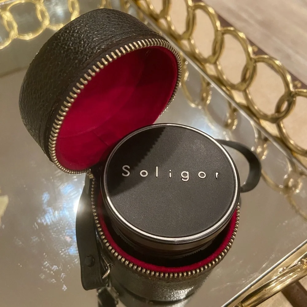 Soligor lens with black leather case included - Picture 1 of 11